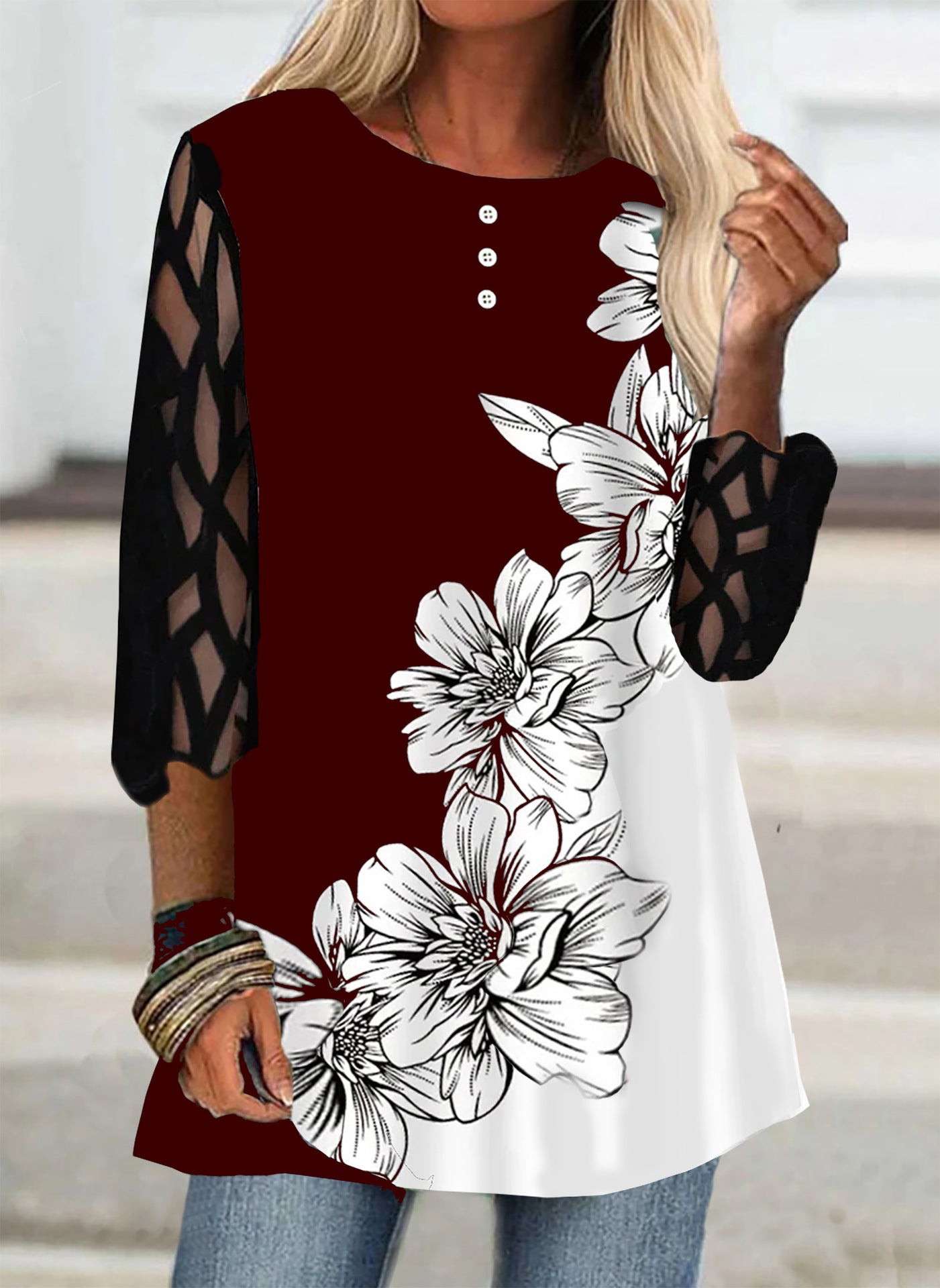 Kvinders nye blondeærmede, løse T-shirt med blomstermønster