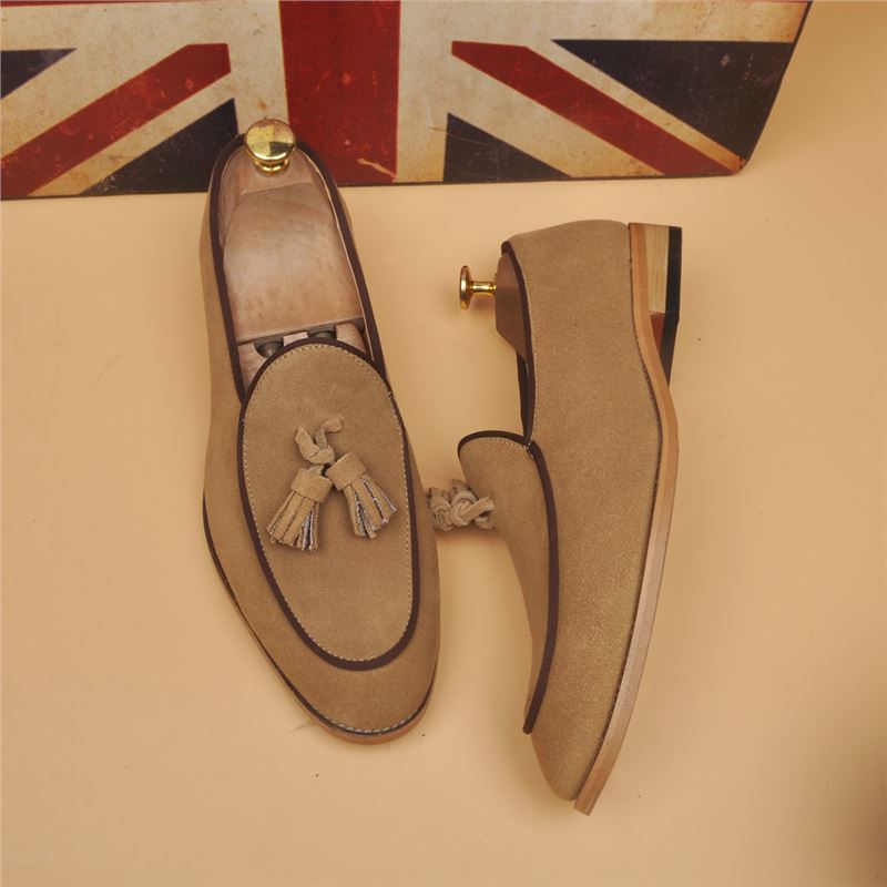 Breathable Mens Slip-on Loafers With A Pointed Toe In A Classic British Style