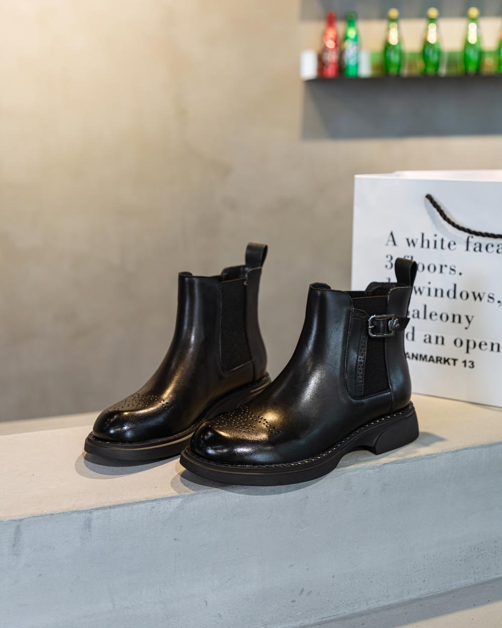 Carved Flat Bottom Fleece-lined British Style Ankle Boots