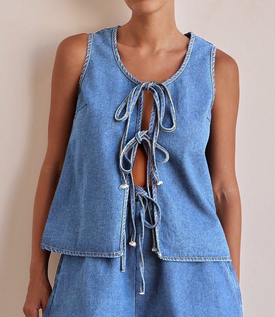 Fashionable Casual Sleeveless Top And Shorts Set With Tie Details