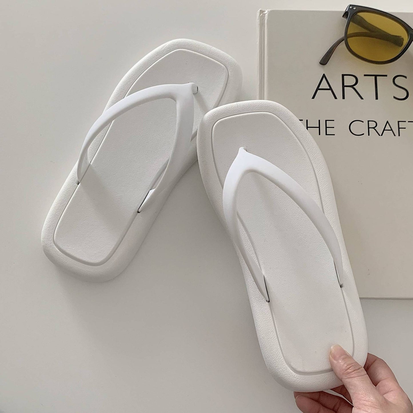Ensfarvede flip-flops til kvinder med blød sål
