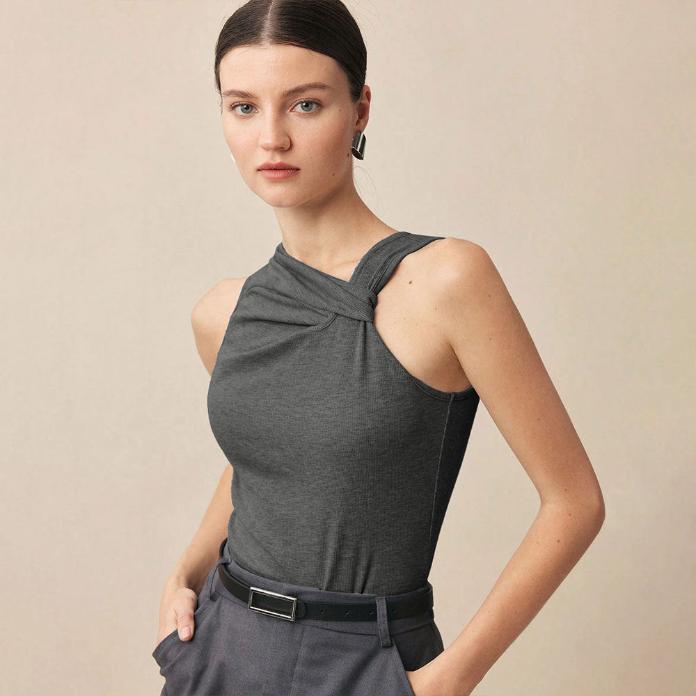Stylish And Sophisticated Sleeveless Top For Commuting In A Mature Lady Style