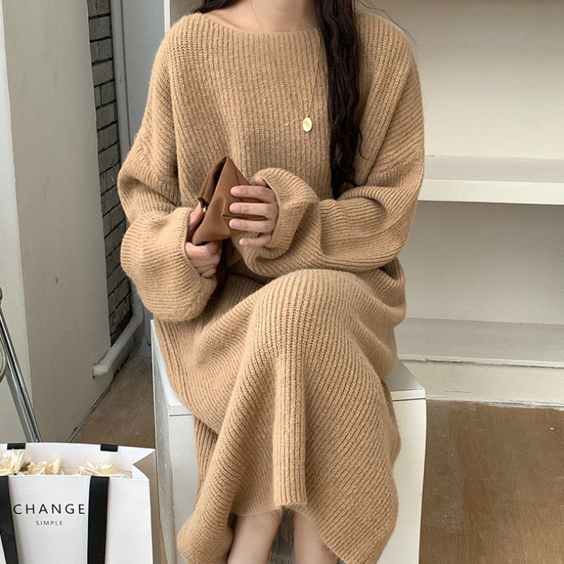 En knælang strikket sweaterkjole skaber et raffineret og elegant look til den moderne kvinde