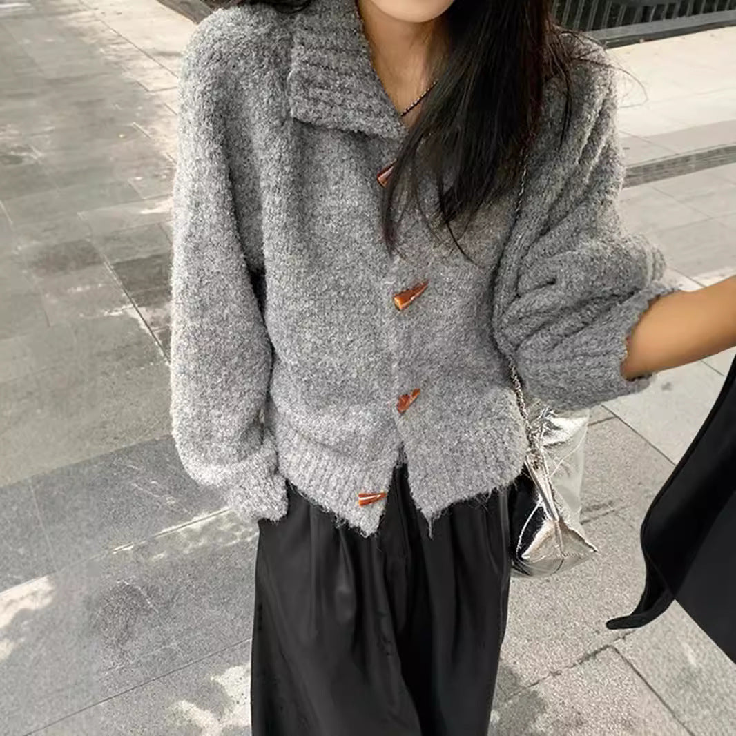Blød og behagelig løs tyk sweater med hornknapper