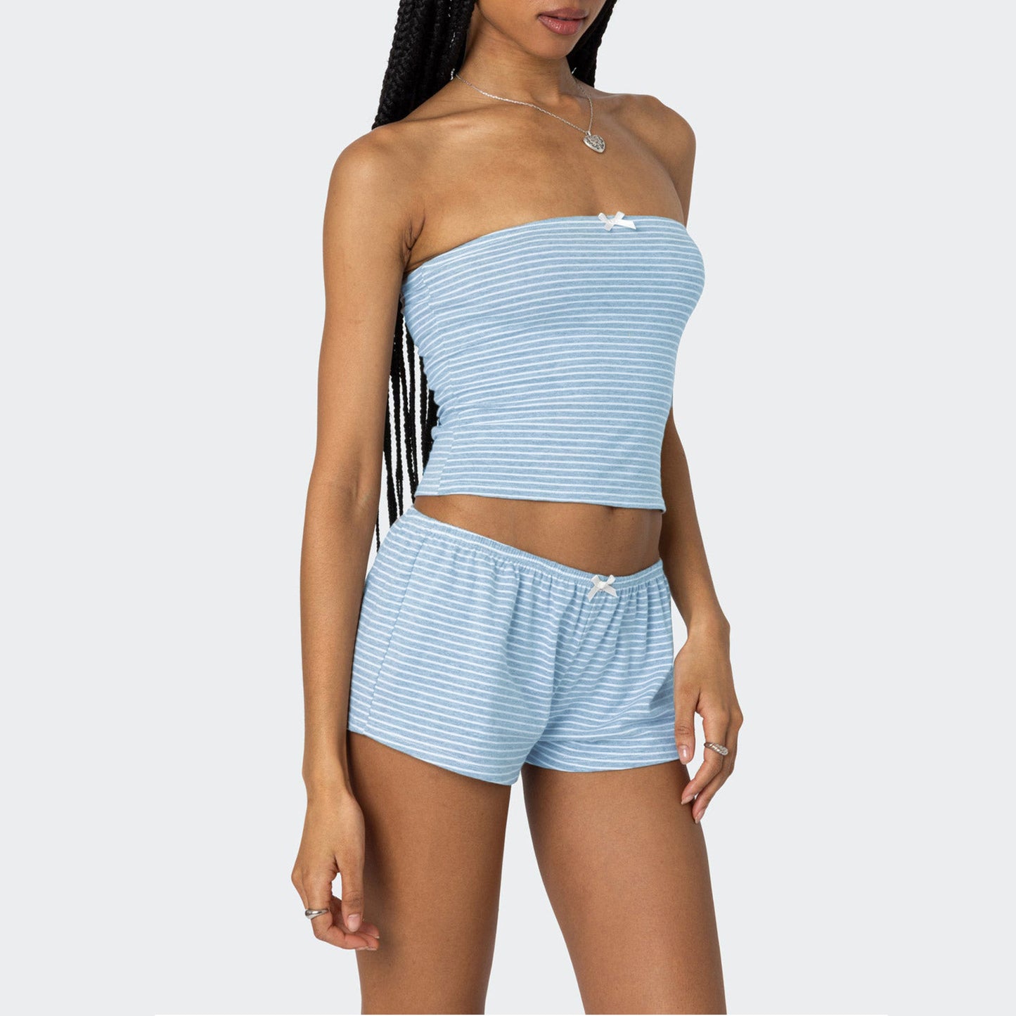 Sexy Vest And Hot Girl Outfit Off-shoulder Top Paired With Shorts