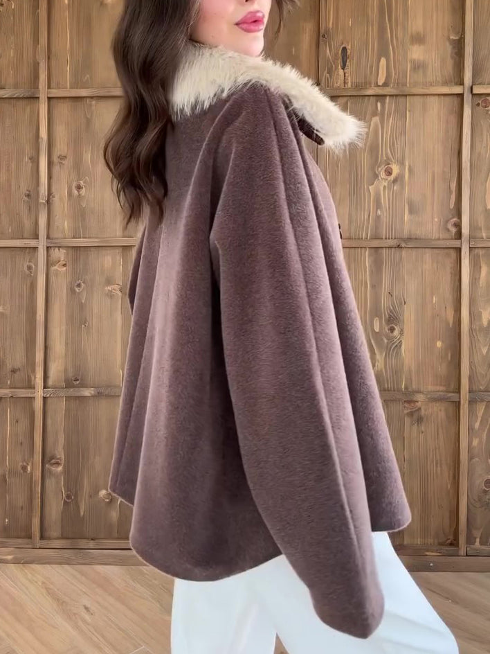 Brun oversize frakke med hvid krave i imiteret pels