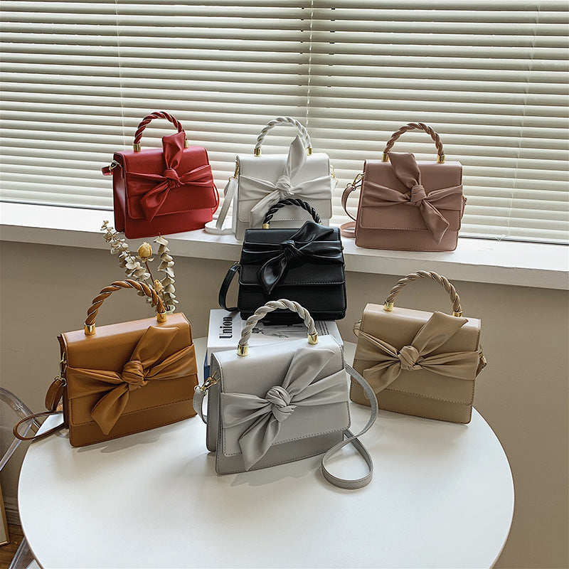 Fransk Skuldertaske / Crossbody Taske med Sommerfugleklips