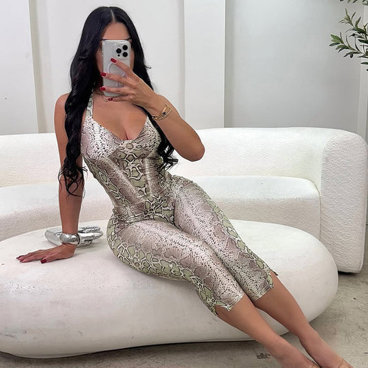Jumpsuit med slangeprint og stropper til kvinder