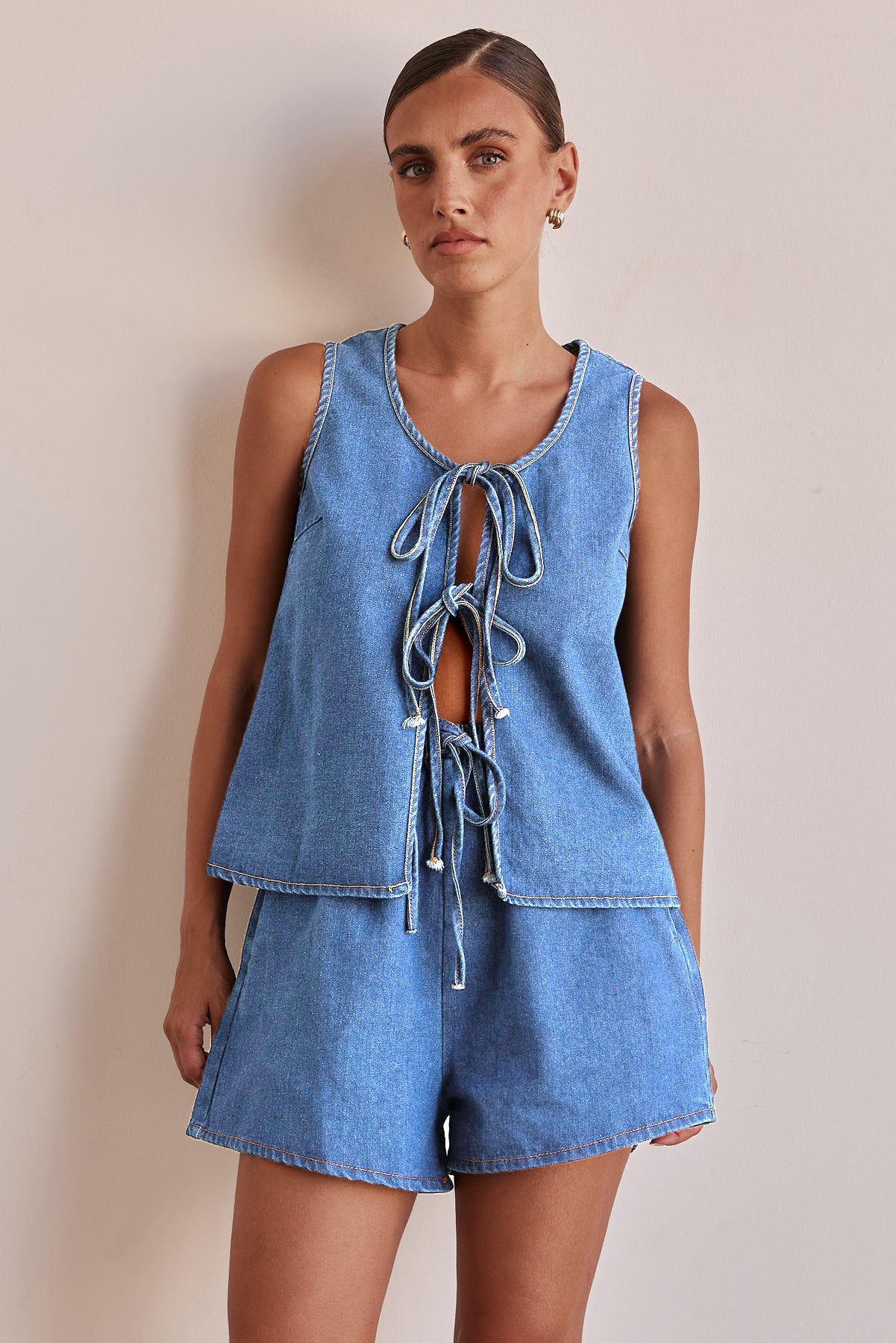 Fashionable Casual Sleeveless Top And Shorts Set With Tie Details