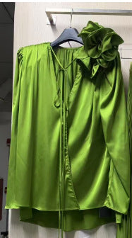 V-neck Three-dimensional Flower Loose Shirt Stretch Belt Pleated Skirt Suit