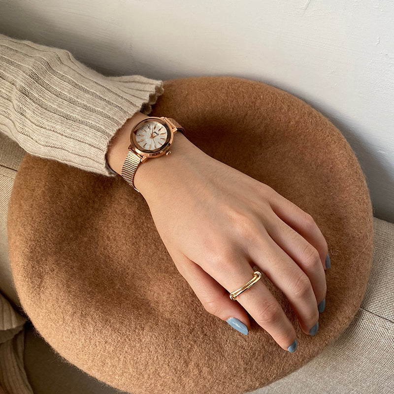 Elegant retro quartz watch