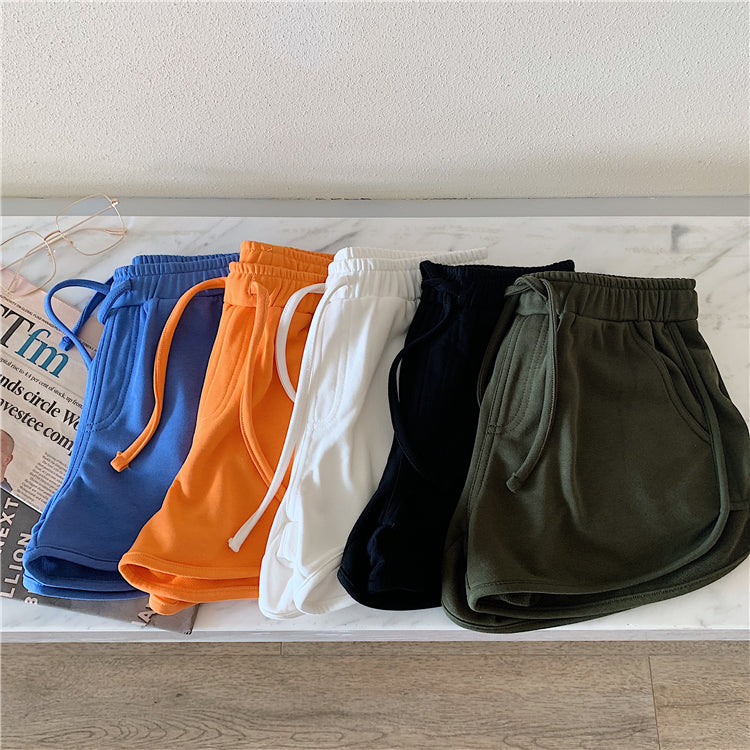 Ensfarvede vilde højtaljede afslappede hotpants