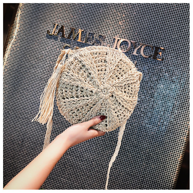 Hollow round straw bag