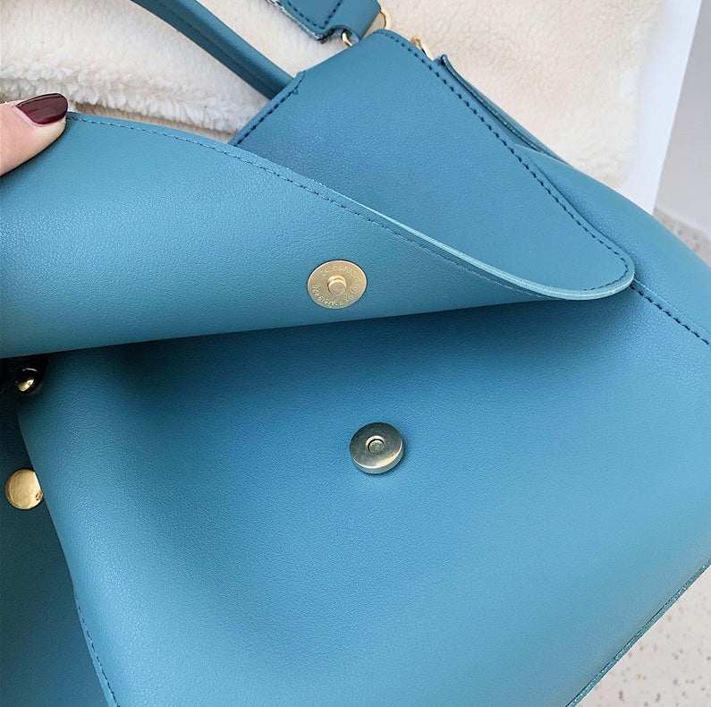 Fashionable and versatile large capacity messenger bag
