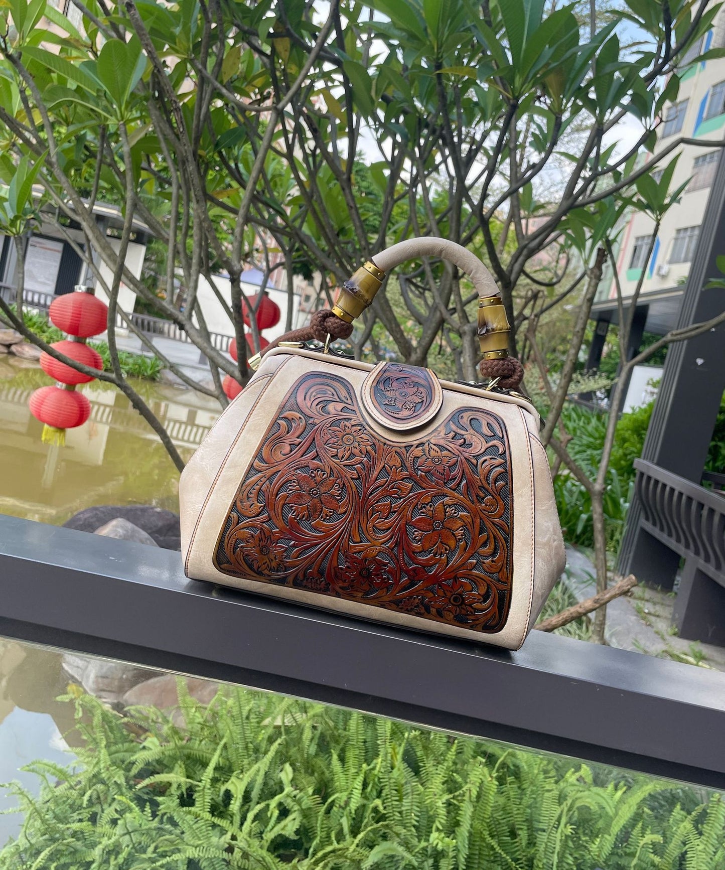 Women's Fashion Retro Clip Leather Carving Shoulder Messenger Bag