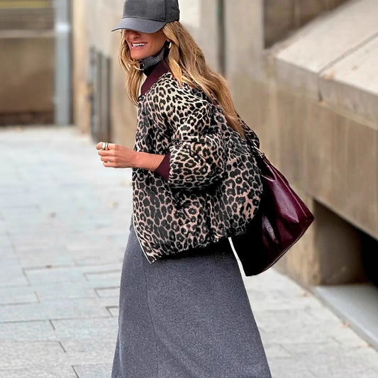 Elegant vendbar lynlåsjakke til kvinder med leopardprint og vinrød afslappet frakke