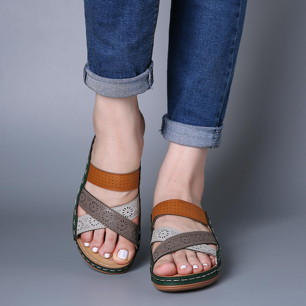 Hole-crossing open-toe wedge slippers