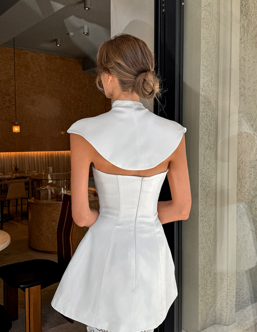 Pendlervenligt todelt sæt - Irregulær stropløs top og hvid blondenederdel