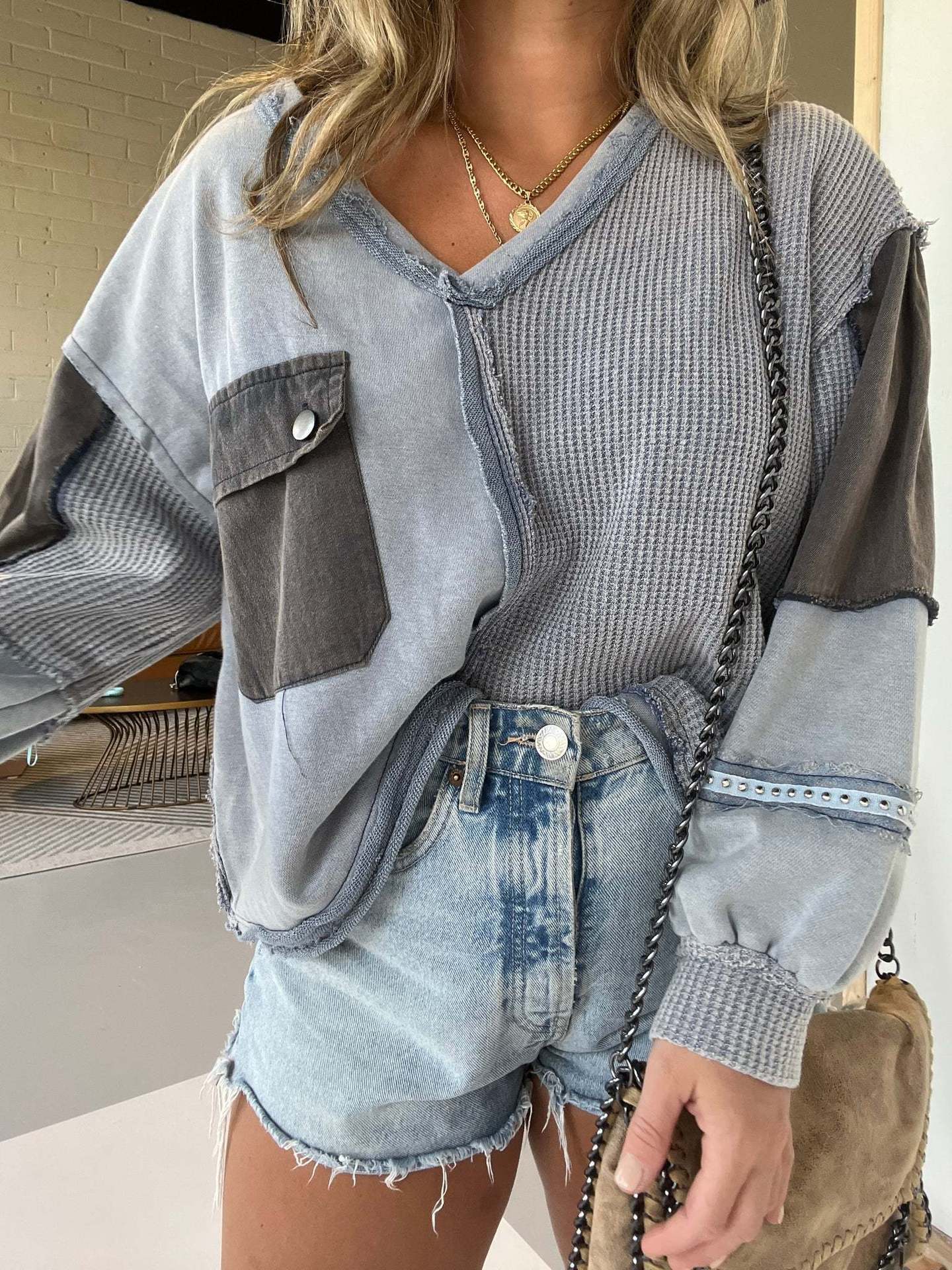 Kort denimfarvet afslappet sweater til kvinder