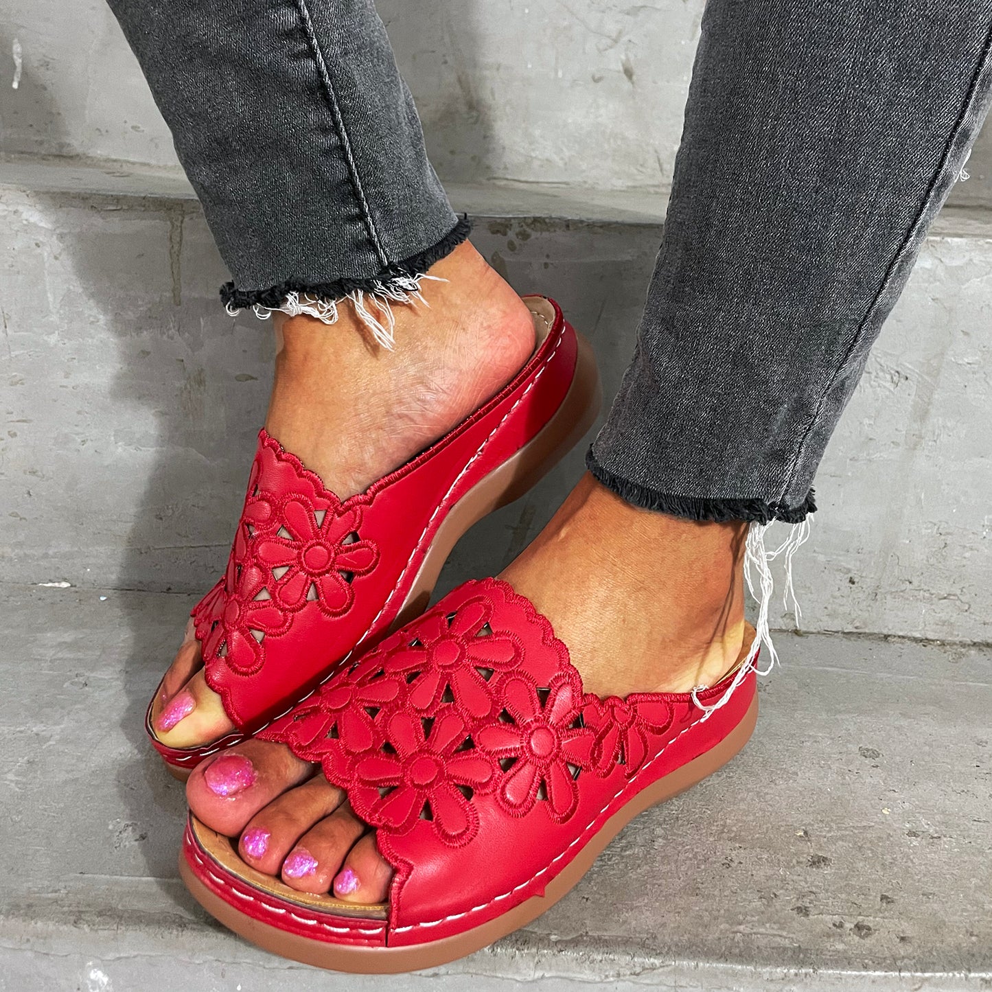 Wide Bottom Breathable Carved Fish Mouth Shoes