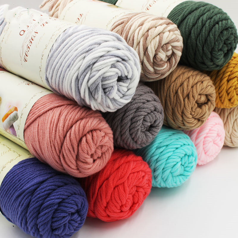 Hand-knitted scarf line