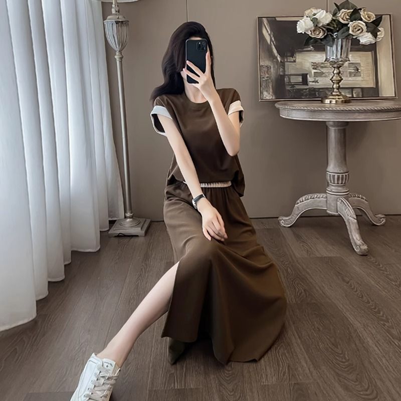 Figure-flattering High-waisted Split Skirt With A Two-piece Top Set