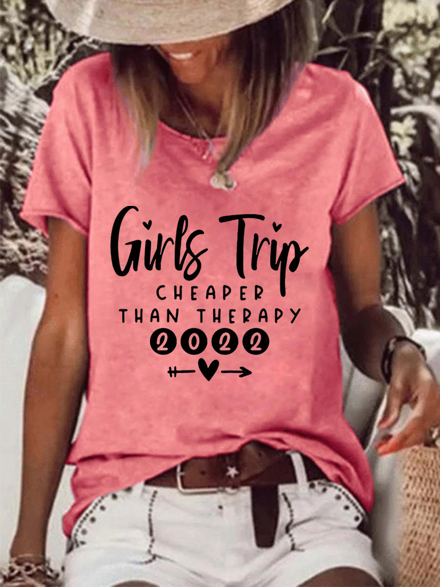 Dame T-shirt med rund hals og print "Than Therapy Girls Trip"
