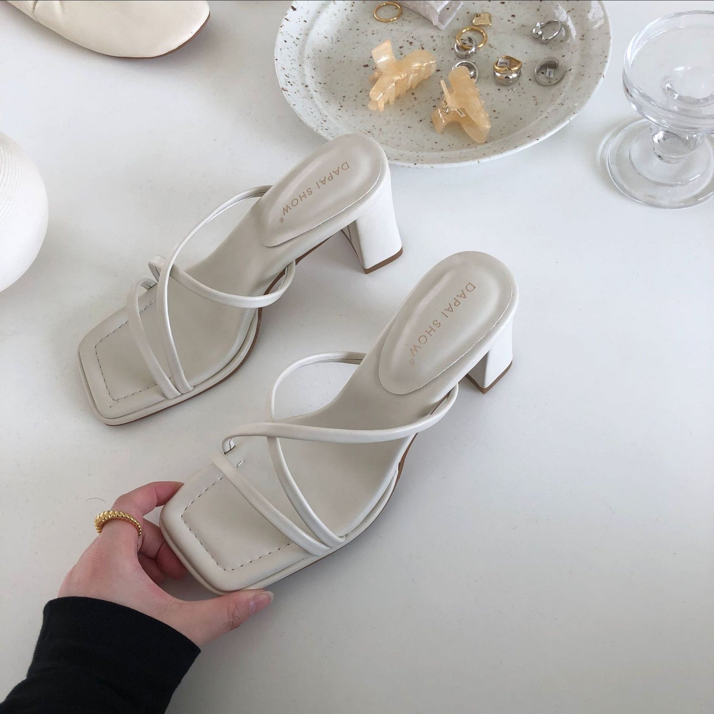 Medium heeled Roman shoes
