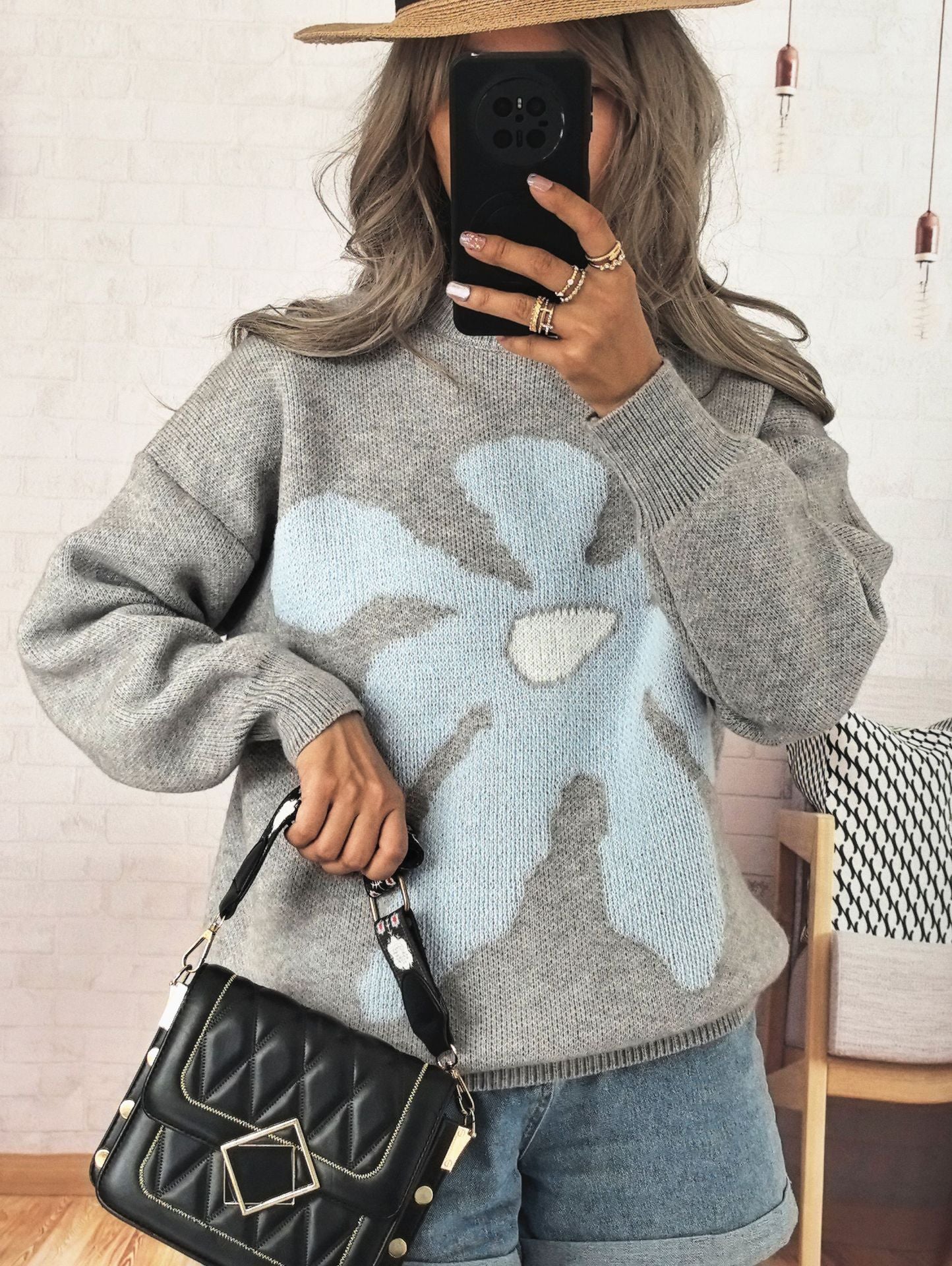 Afslappet løs strikket rundhalset sweater med store blomster jacquard og kontrastfarver