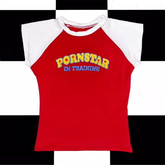 Top med kontrastfarver, bogstavprint, slim-fit, korte ærmer, hot girl-stil