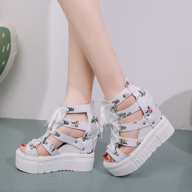 Women's shoes with cross straps