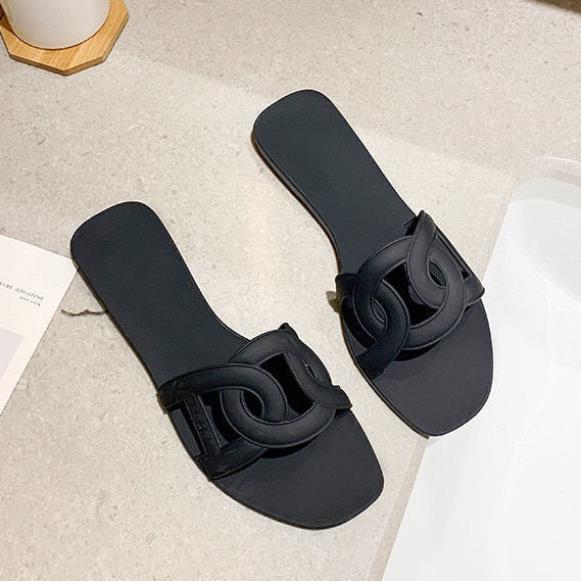 Wear non-slip holiday beach sandals