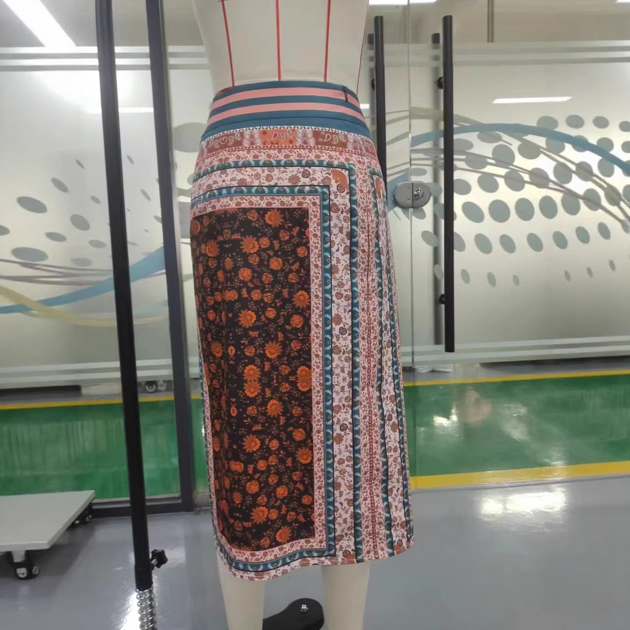 Retro Printed A Line Skirt With A High Waist And A Slit To Flatter Your Figure