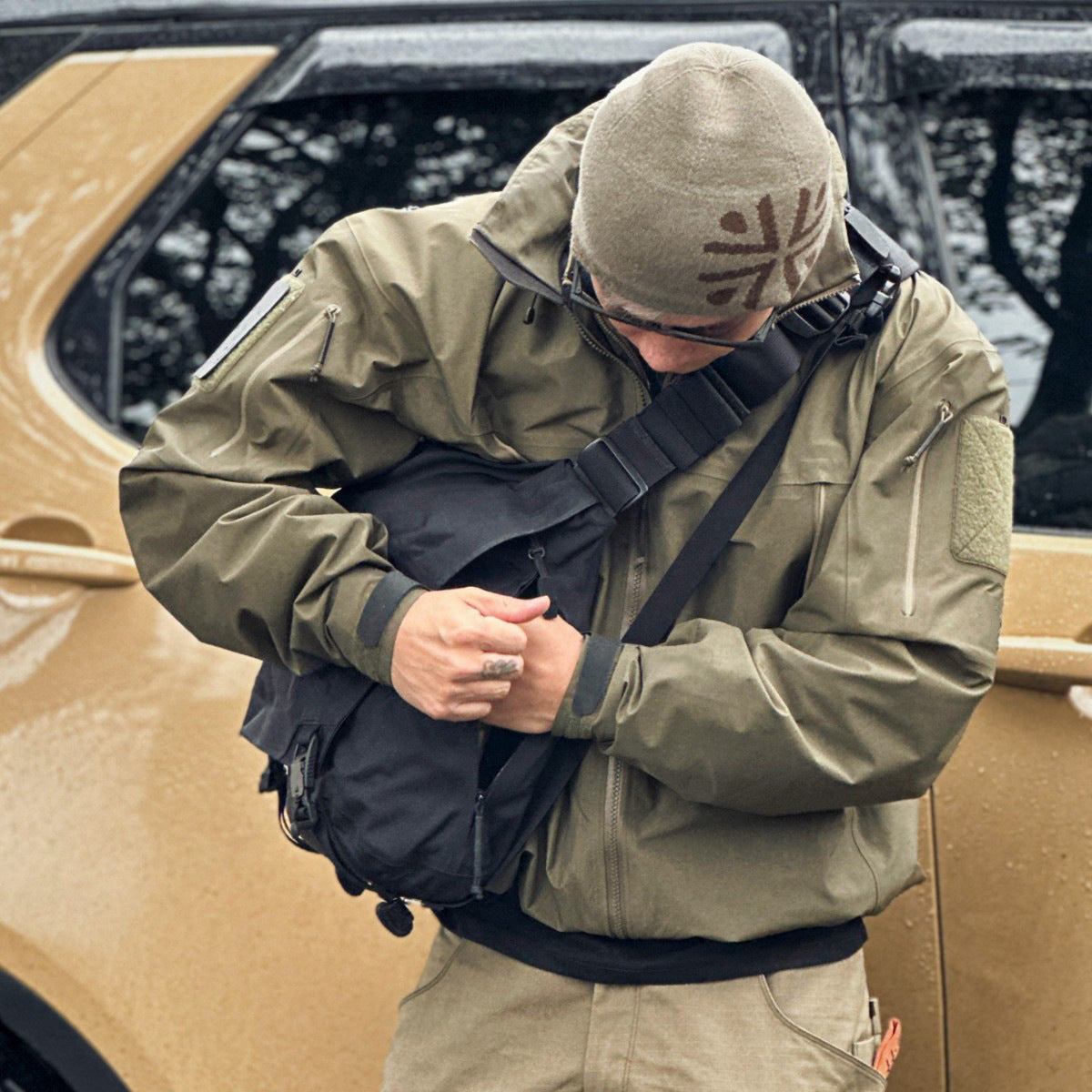 Outdoor Windproof And Waterproof Hooded Jacket For Men And Women