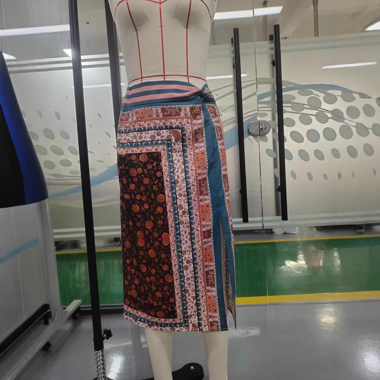 Retro Printed A Line Skirt With A High Waist And A Slit To Flatter Your Figure