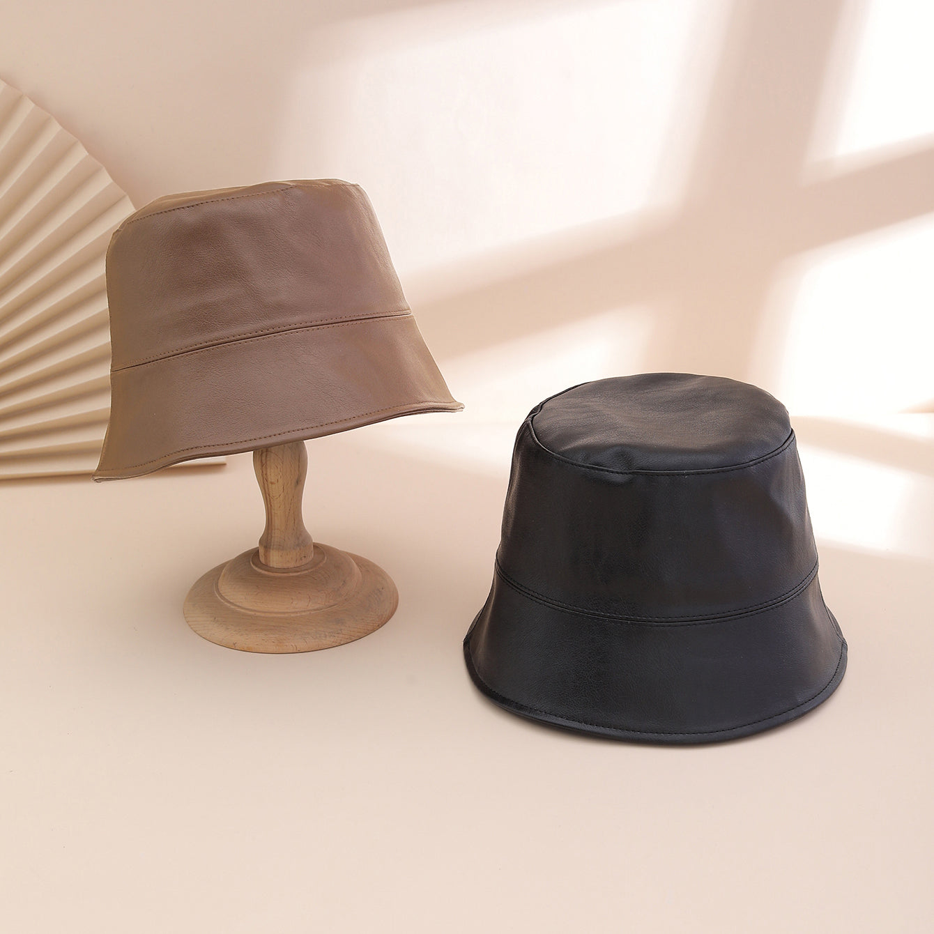 Retro Ensfarvet PU Fiskehat, Klassisk Og Alsidig, Med Flad Top. Velegnet Til Daglig Pendling Og Udendørs Brug.