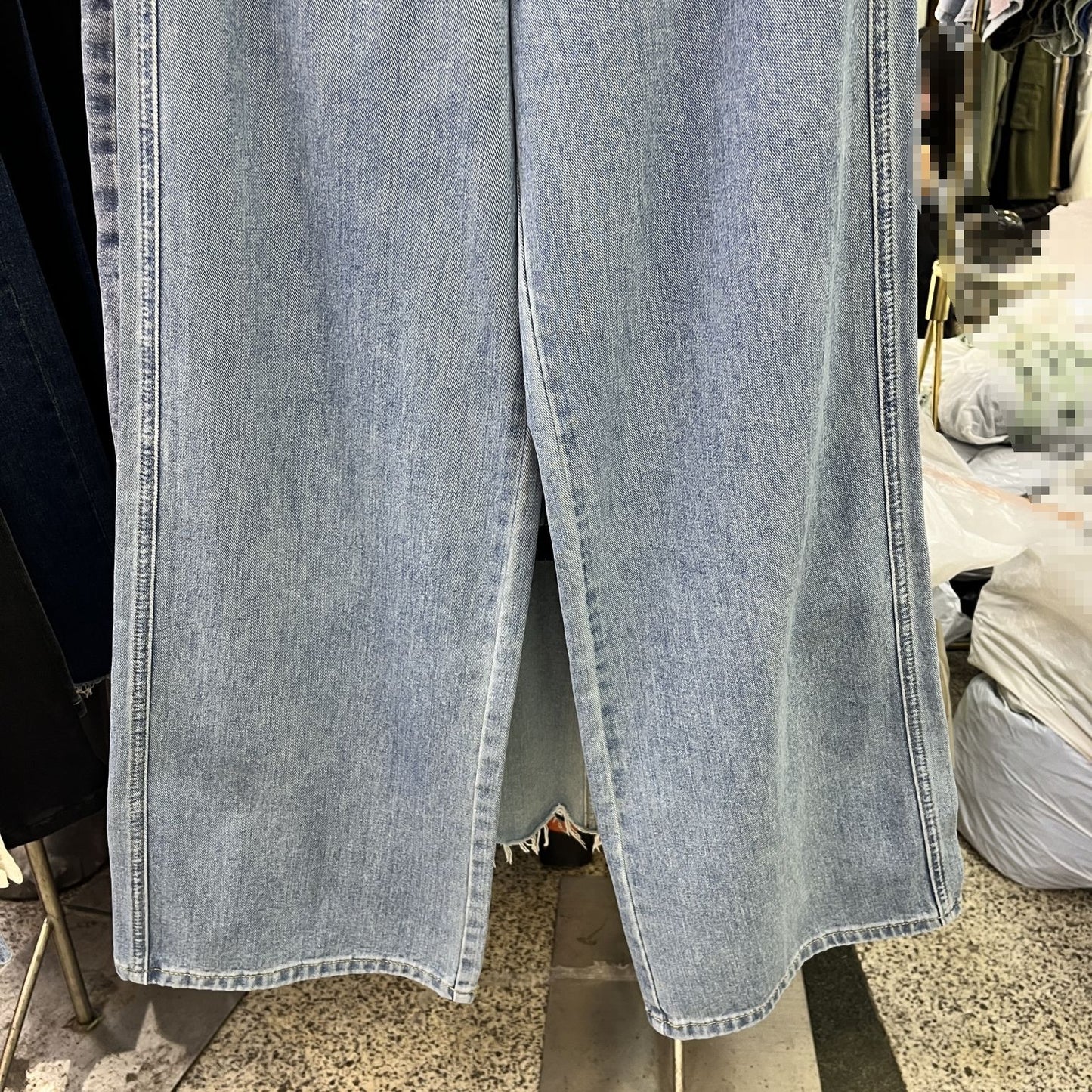 Jeans med brede ben, høj talje og blondesyninger