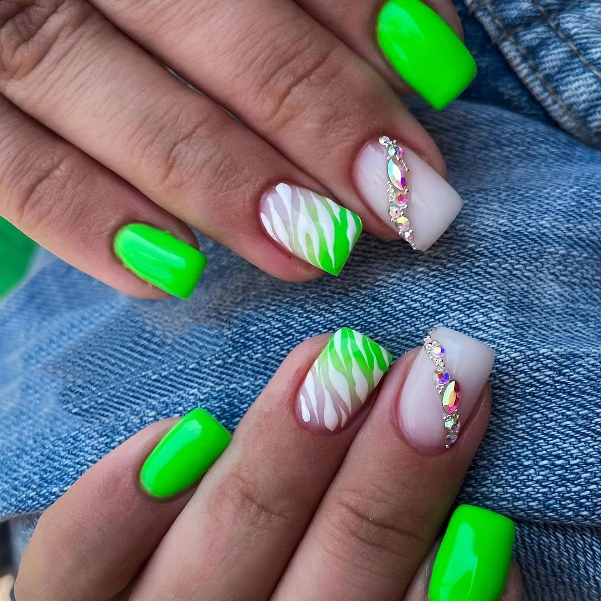 Nail Art High Fashion Simple Rhinestone Butterfly Flower Cow Wear Nail 24 Pieces
