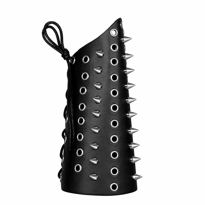 Læderarmbånd med metaldetaljer