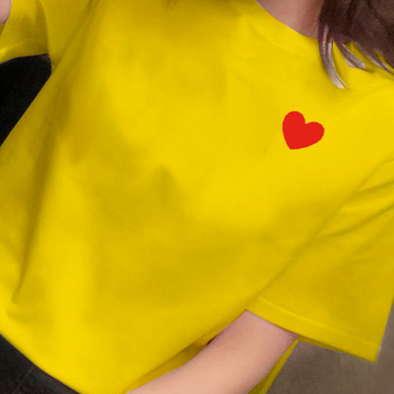 Mandlige og kvindelige par ifører sig studenter-T-shirt med korte ærmer Kvinde