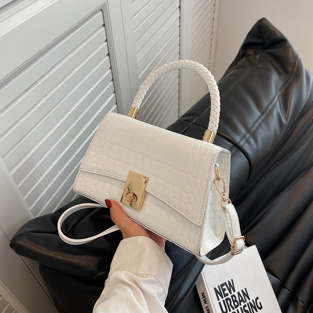 Stone Grain Messenger Bag Is Fashionable