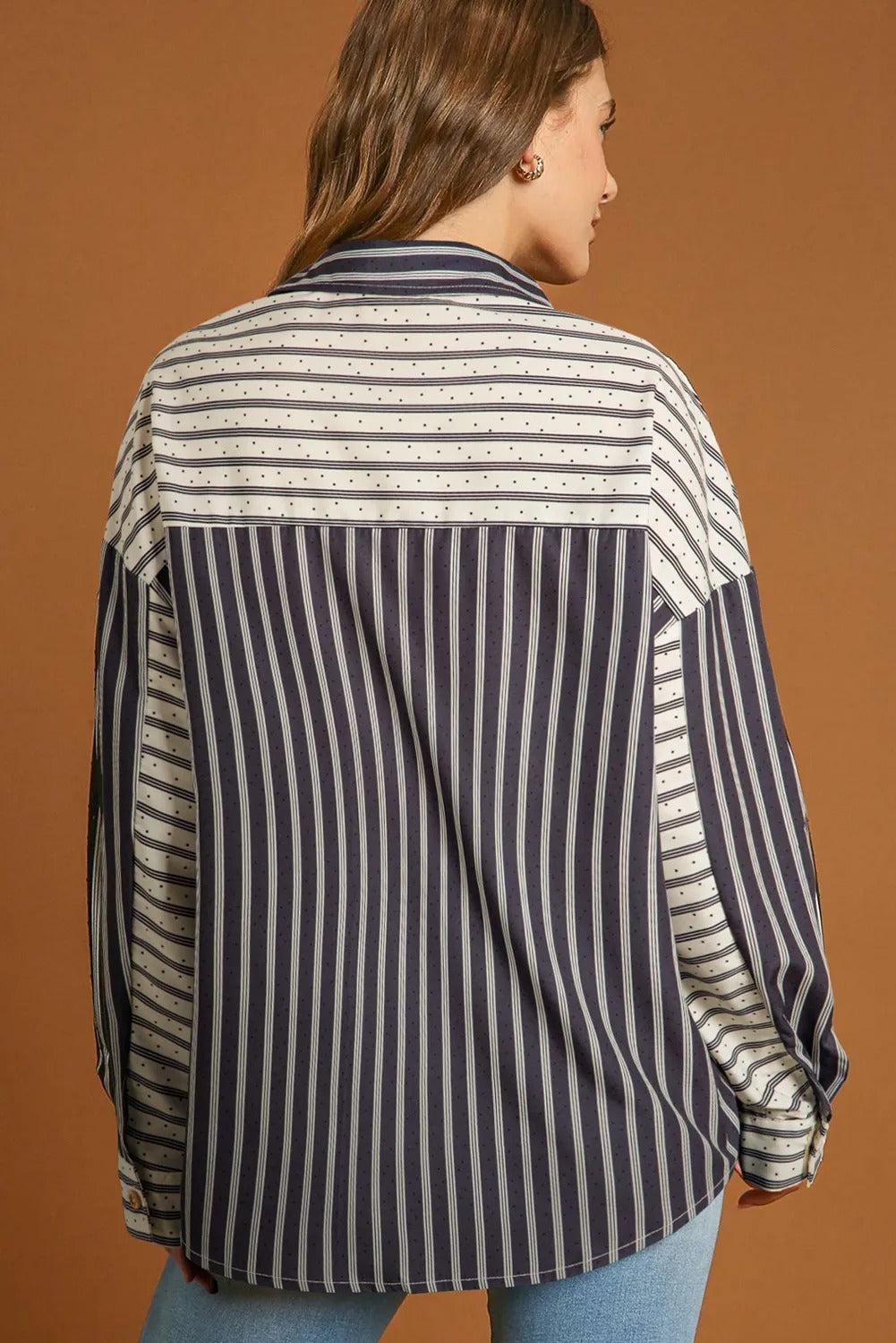 Sortstribet tofarvet patchwork bluse med halvlange knapper og brystlommer