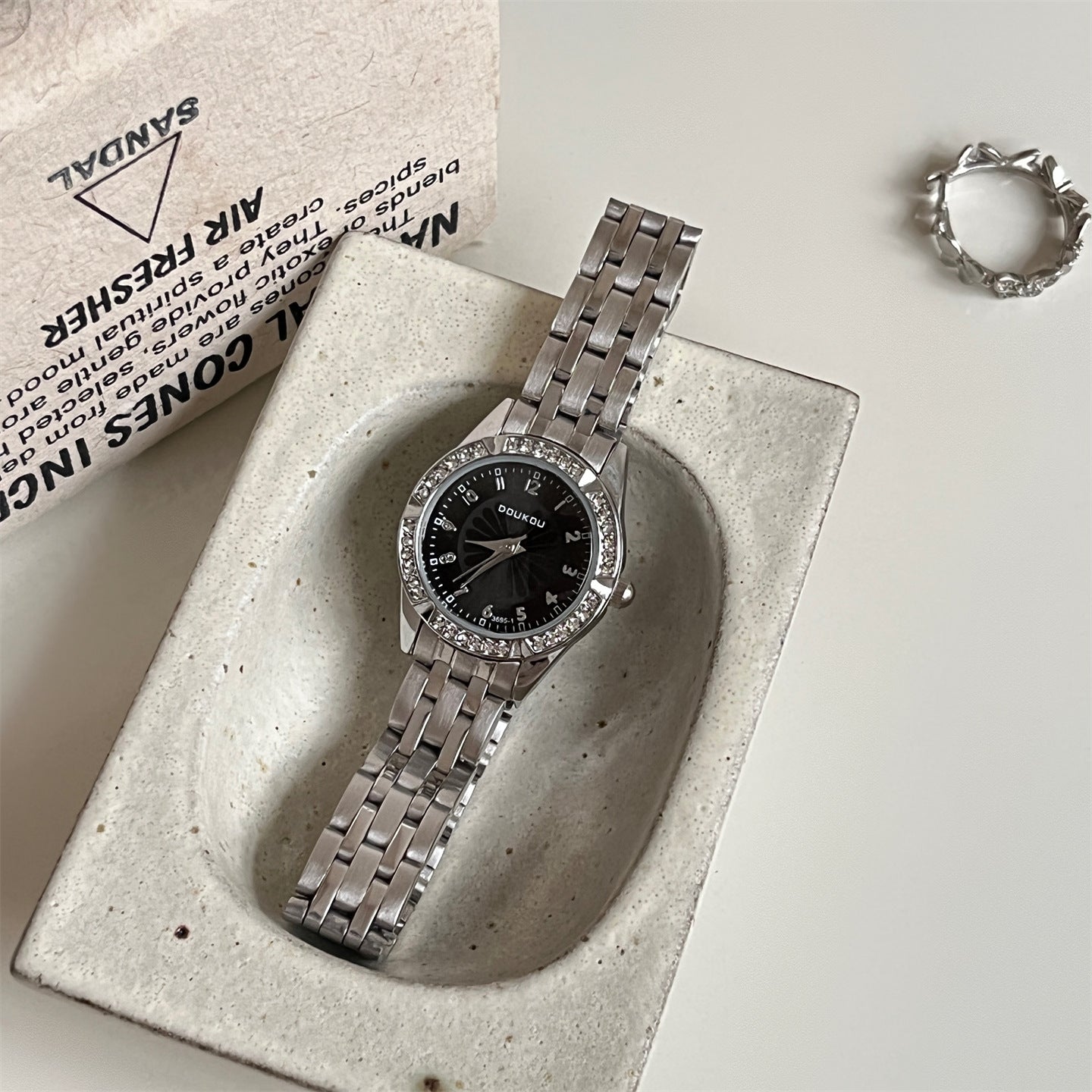 Daisy-shaped Round Dial With Diamond Embellishments For A Premium, High-end Look