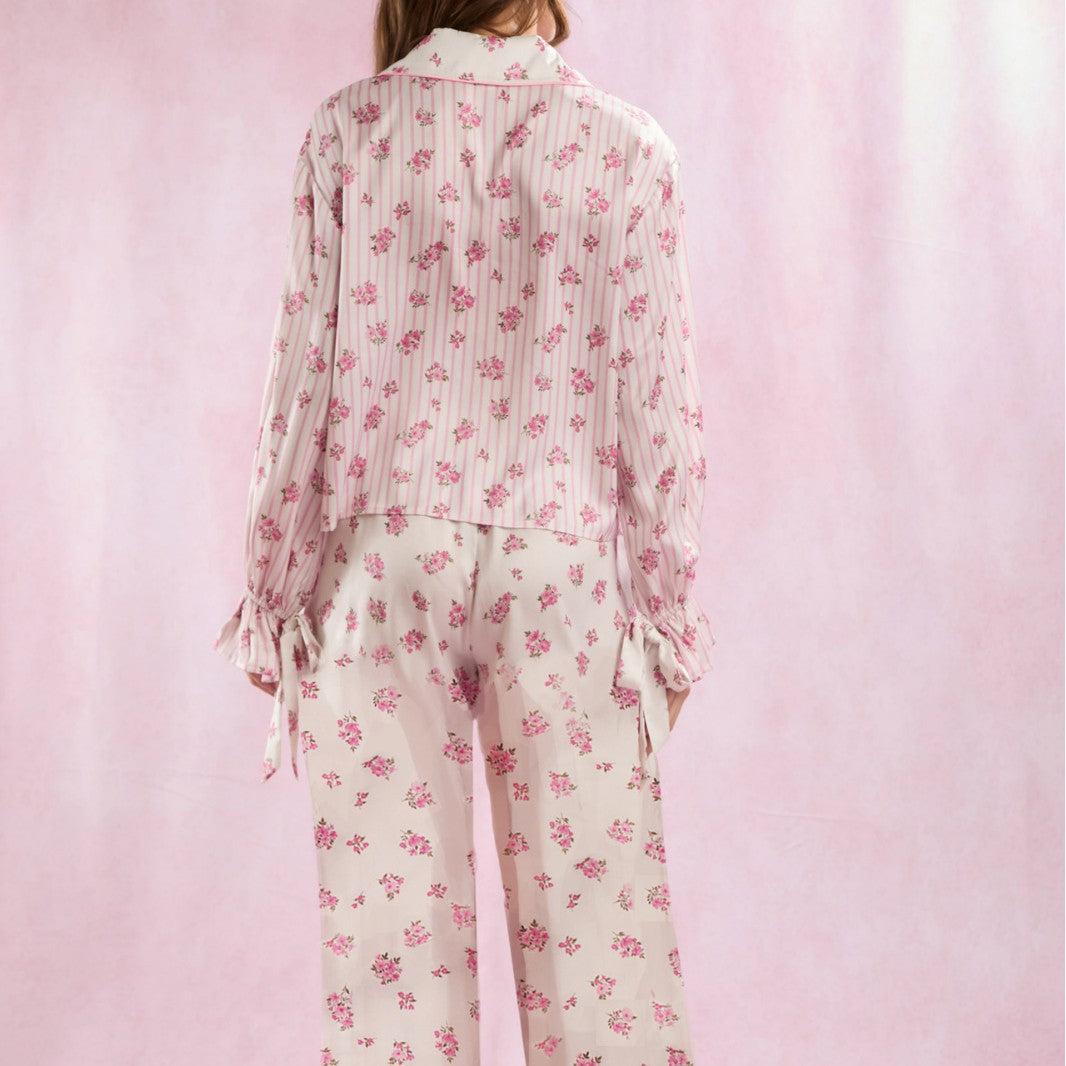 Silkeblød pyjamasdragt med printet blomstermønster, lange ærmer og revers