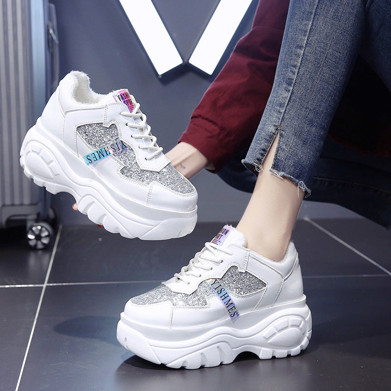 Mode-sneakers i laklæder til studerende: Trend