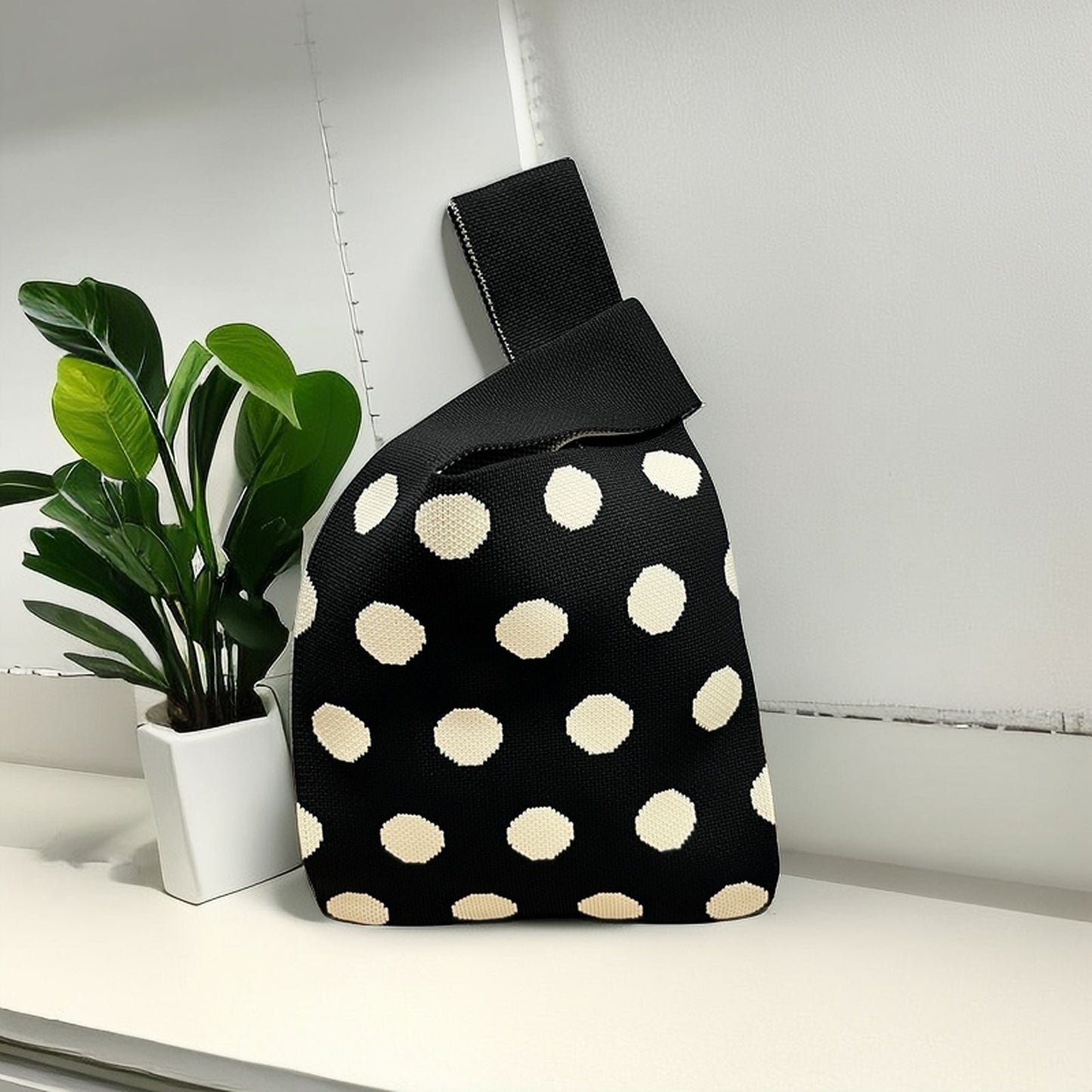 Håndtaske til kvinder med prikker og kontrastfarve