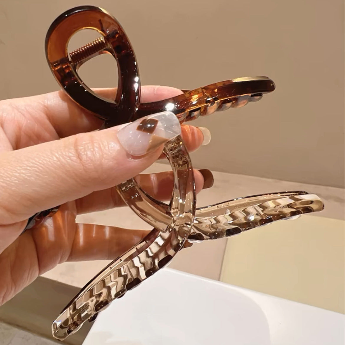 High-grade Tea Brown Simple Grip Hair Volume
