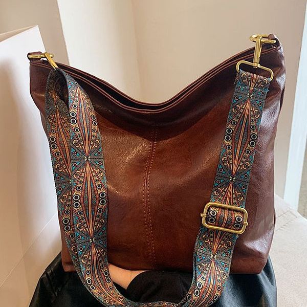 Retro Shoulder Messenger Bag Large Capacity Commuter Women's Bucket Bag