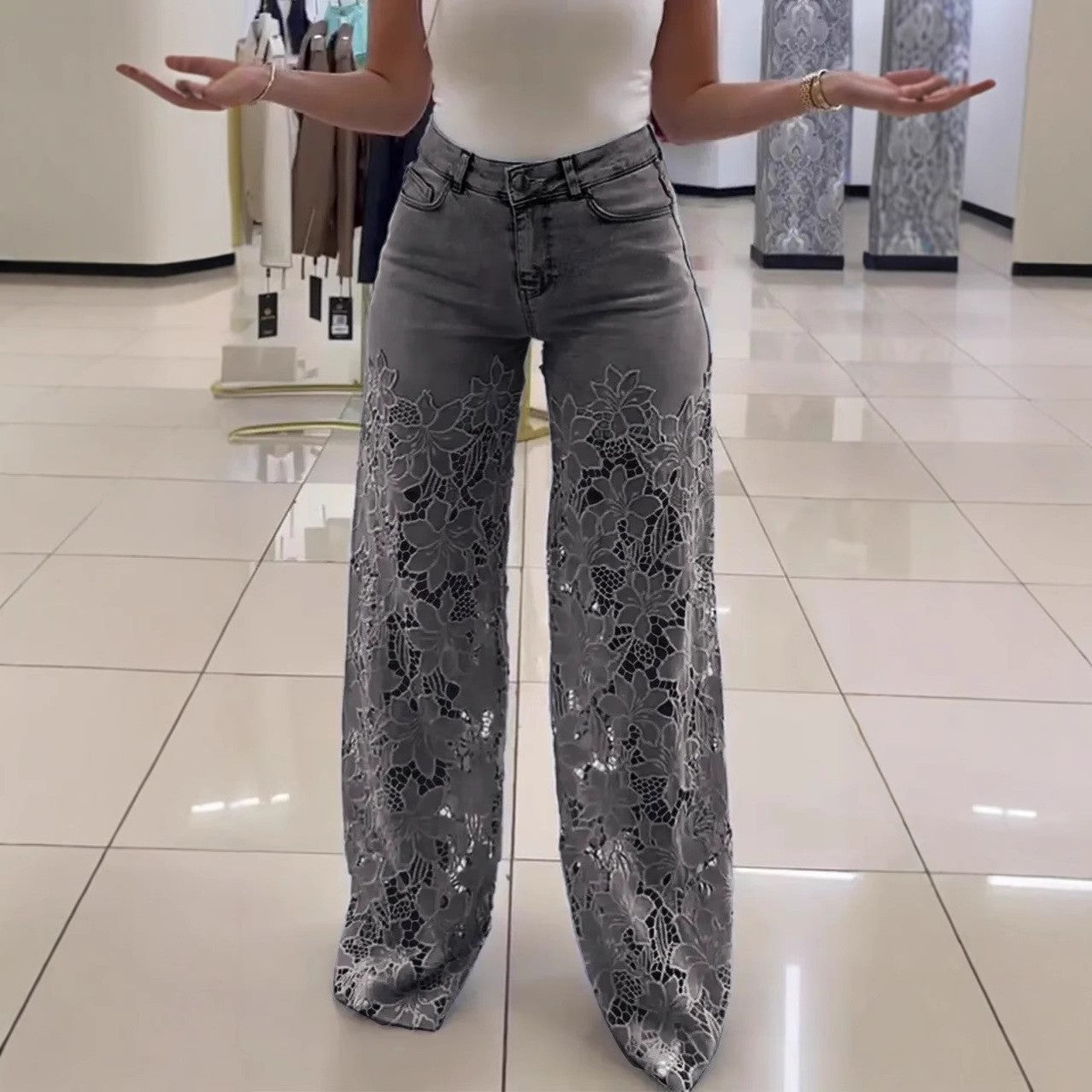 Moderigtige patchwork-denimjeans til kvinder med gennembrudte blondedetaljer