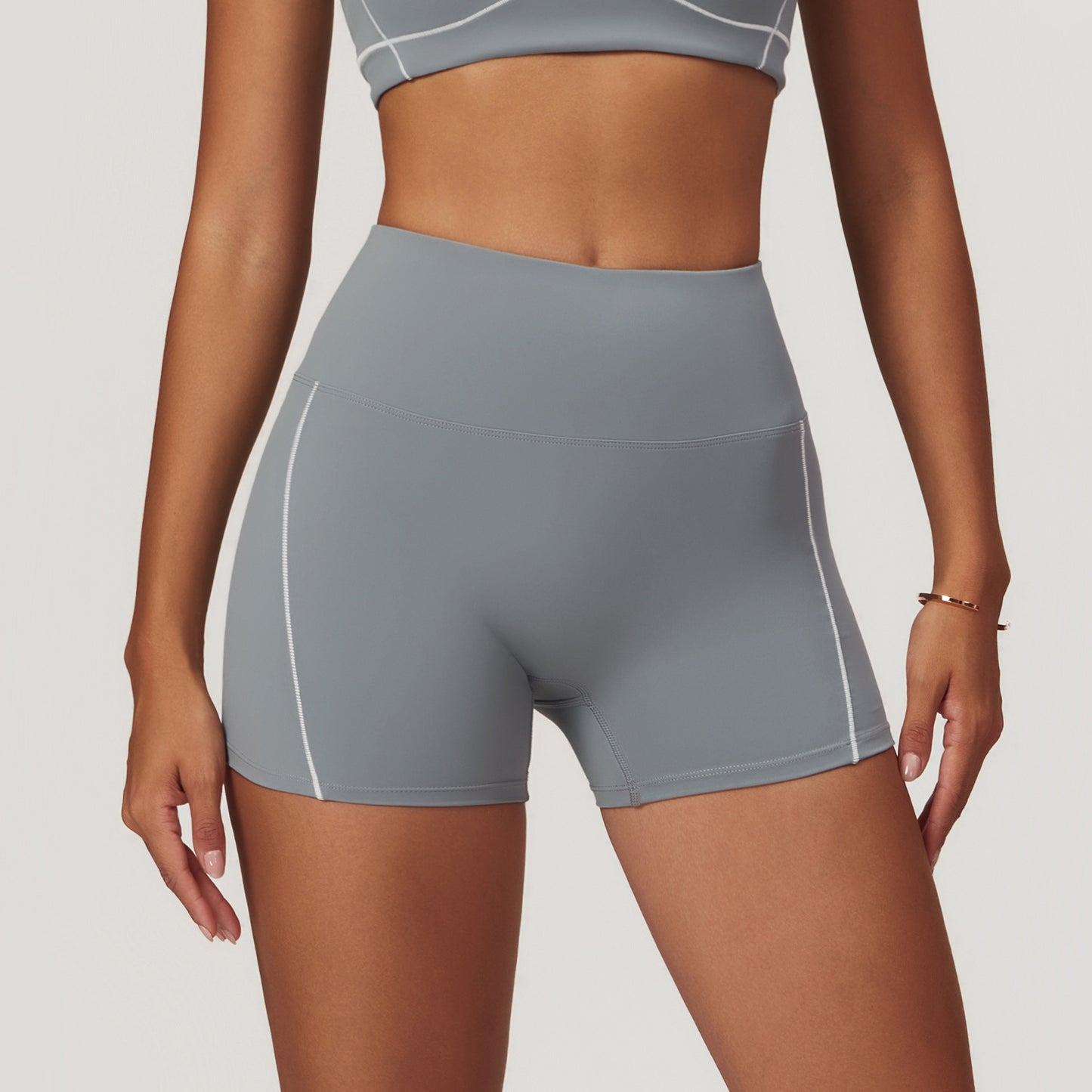 Moderigtige personlige yoga- og fitnessshorts til kvinder